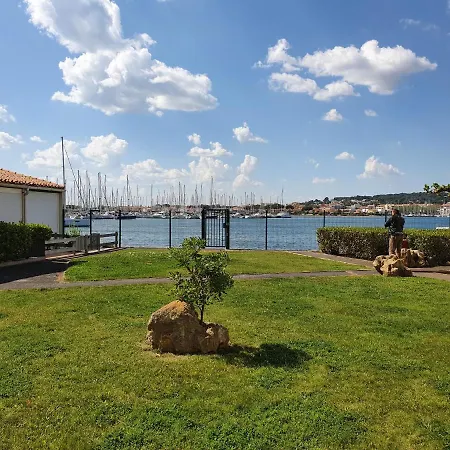 24 Tropic Deluxe Apartment